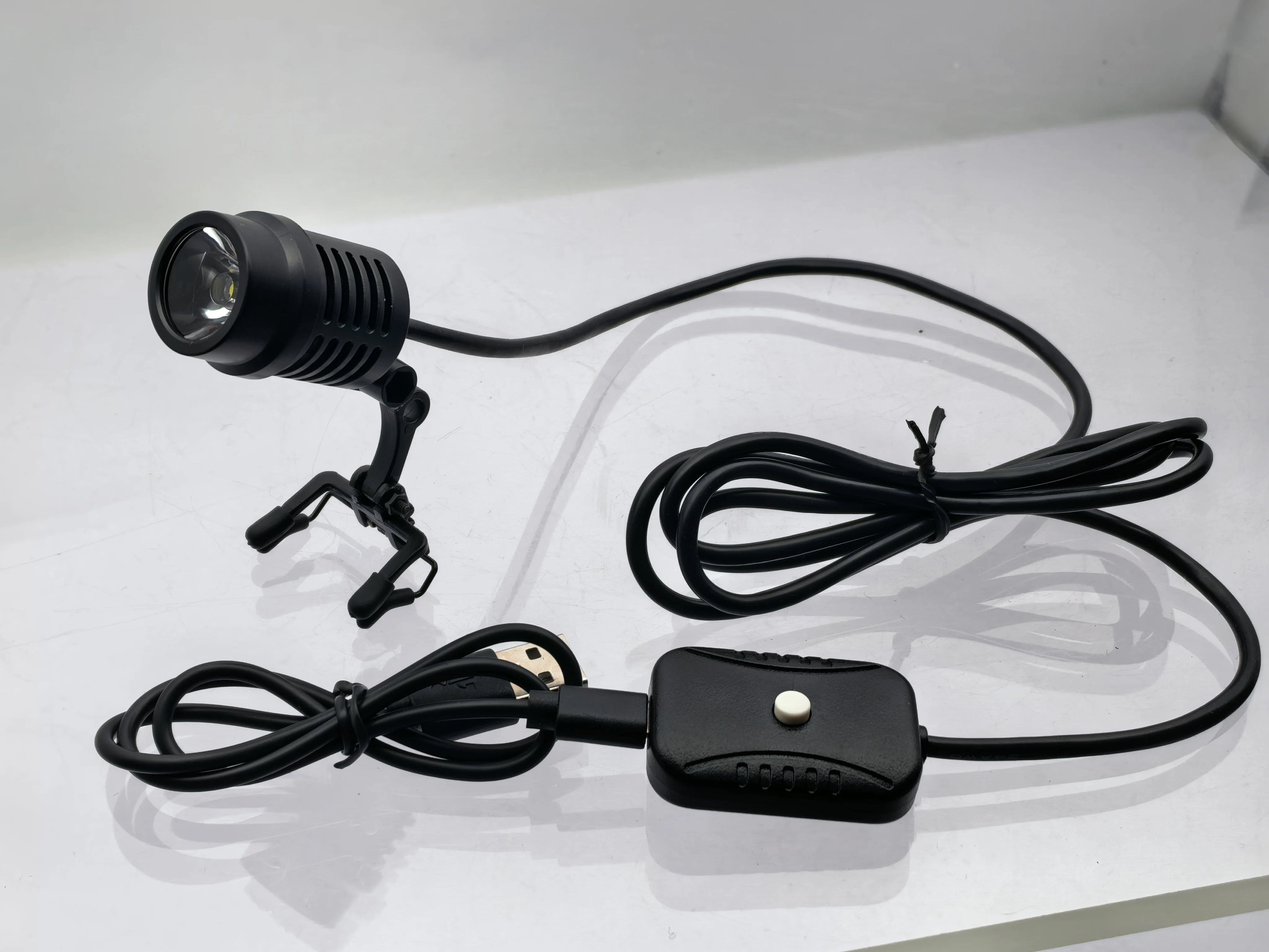 

Световой источник Burite 50000 люкс с регулируемым размером пятна. Используется с увеличительным стеклом. Питание через USB-порт. Возможность замены блока питания.