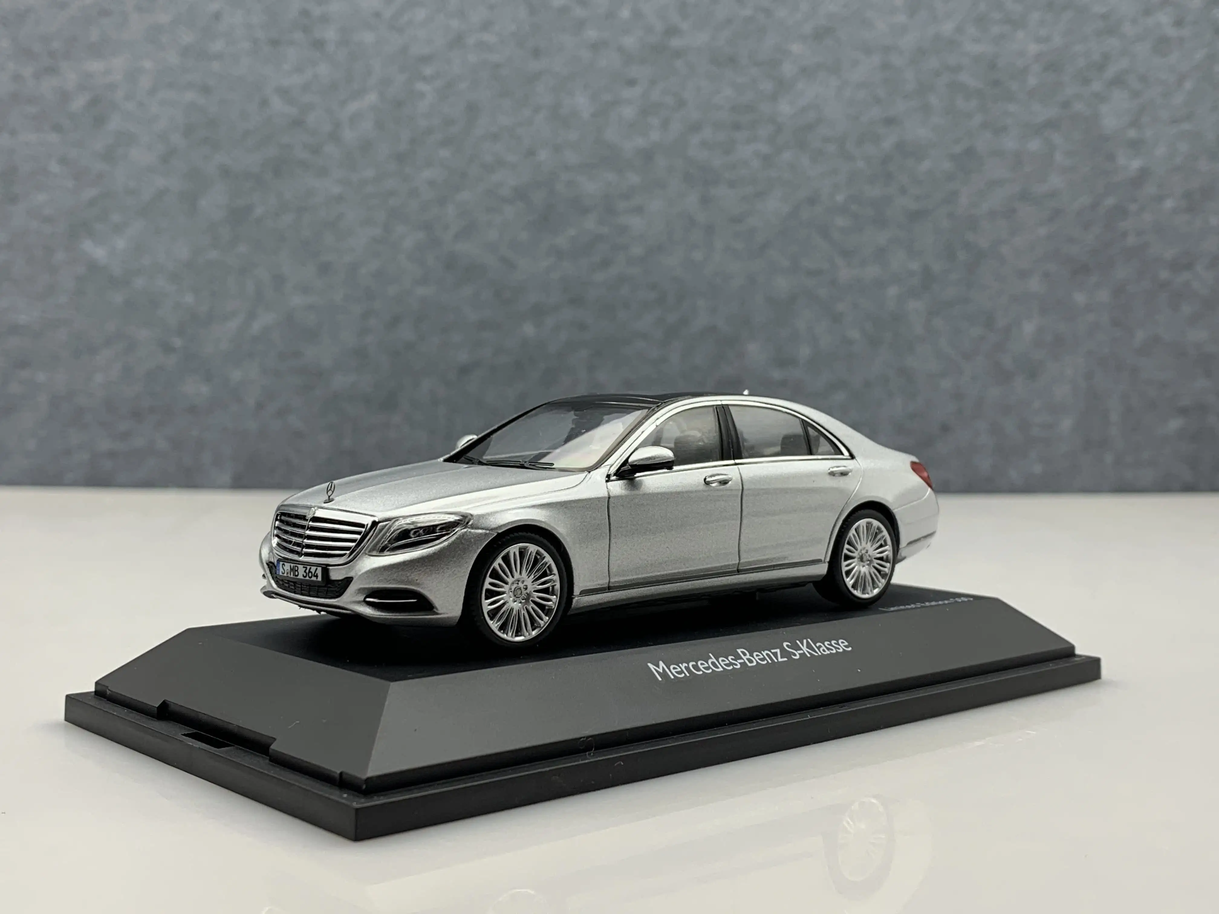 Фото Модель автомобиля SCHUCO S-KLASSE W222 из литого металла, масштаб 1:43, серебристая №2