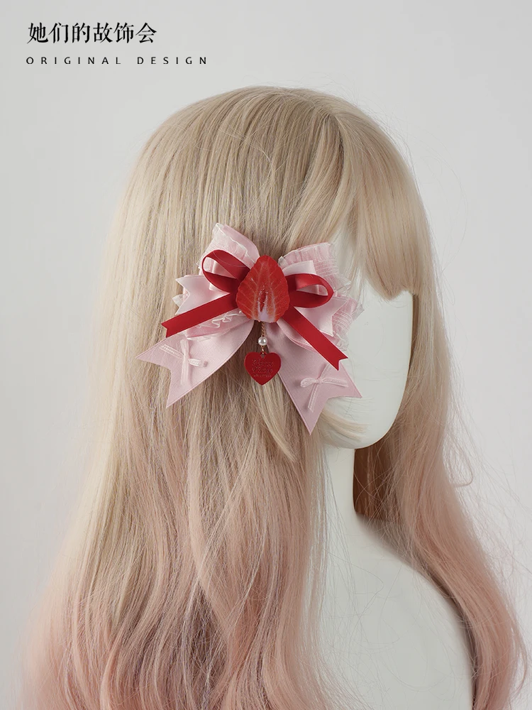 Полосатый гаджет ручной работы в стиле &quotЛолита&quot с клубникой нежно-милые