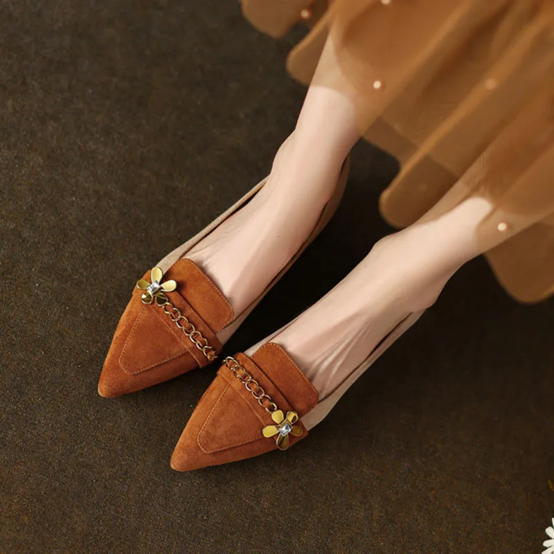 

Туфли-лодочки женские на низком каблуке, лоскутные туфли с цепочкой, черные дизайнерские, без застежки, с цветком, металл, Ретро стиль