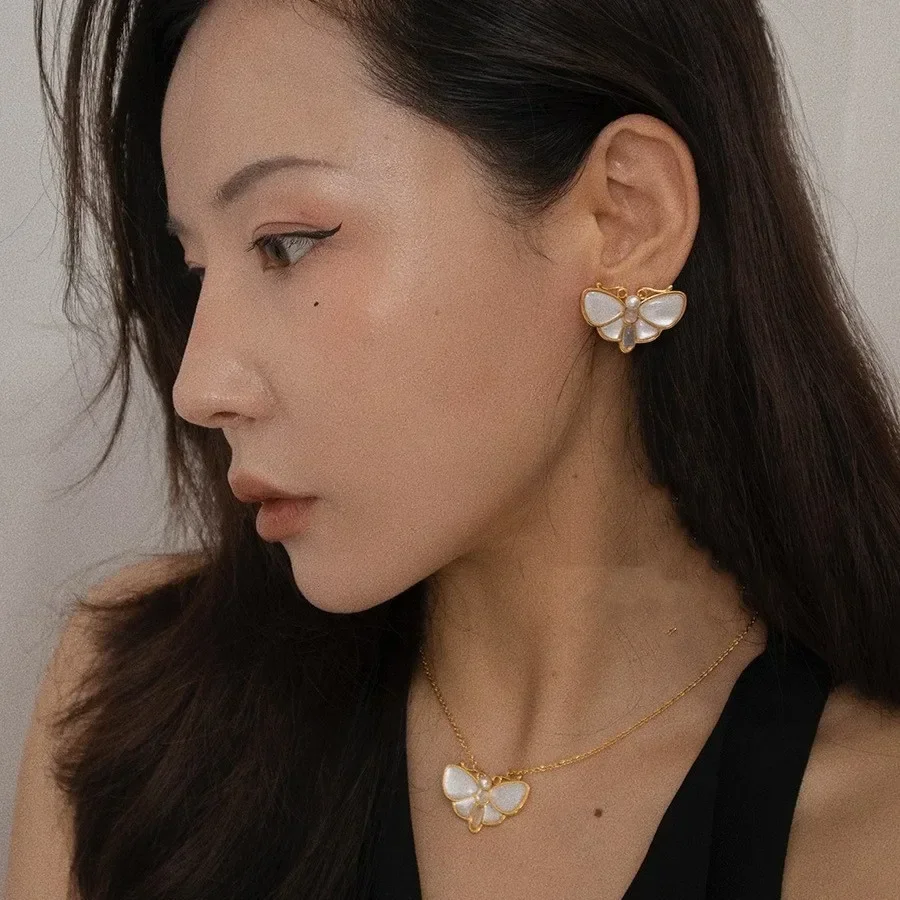 Элегантная и простая подвеска в виде бабочки с белым жемчугом