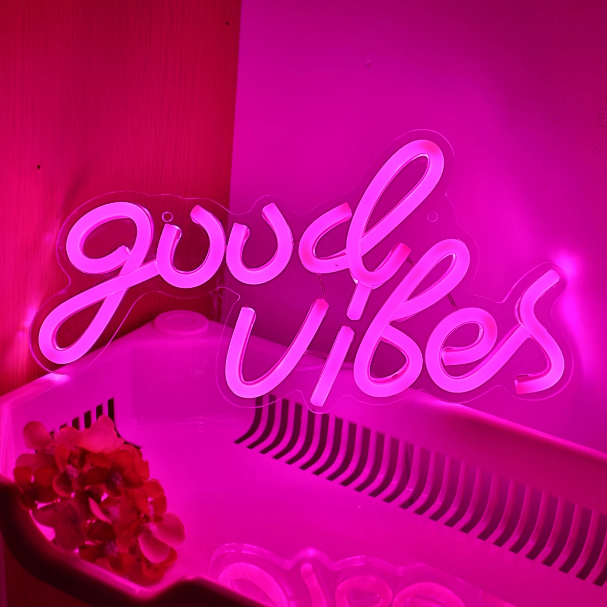 Рисунок 4 - яркая настенная неоновая вывеска для помещения