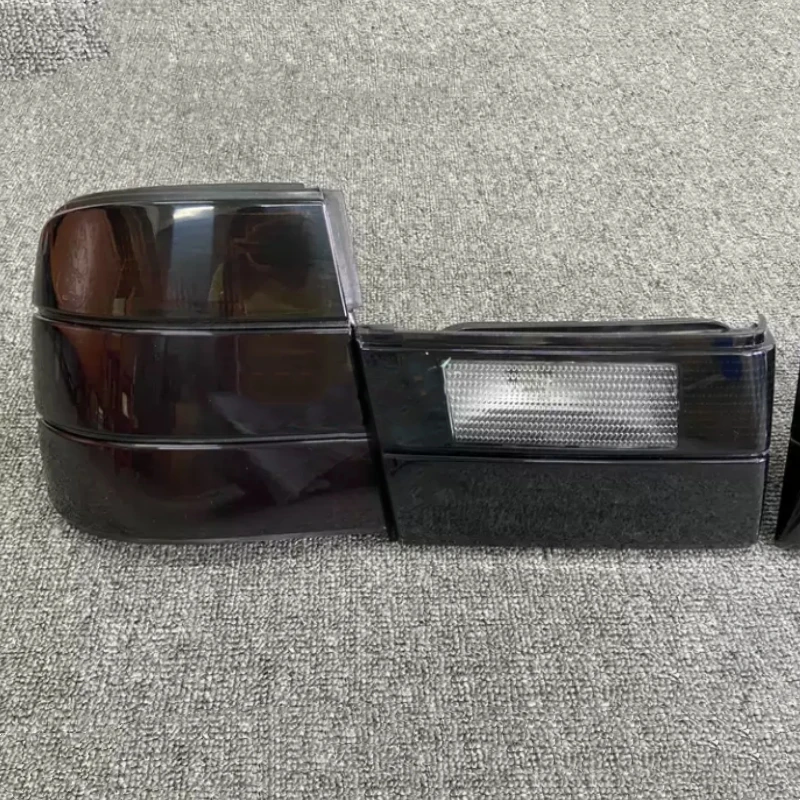 Фото Задний фонарь в сборе для BMW E34, черный, с функциями стоп-сигнала и указателя поворота, тонированный, автоаксессуар №3