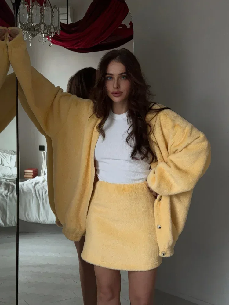 Женский комплект с мини-юбкой желтый Пушистый свитер на пуговицах высокой талией