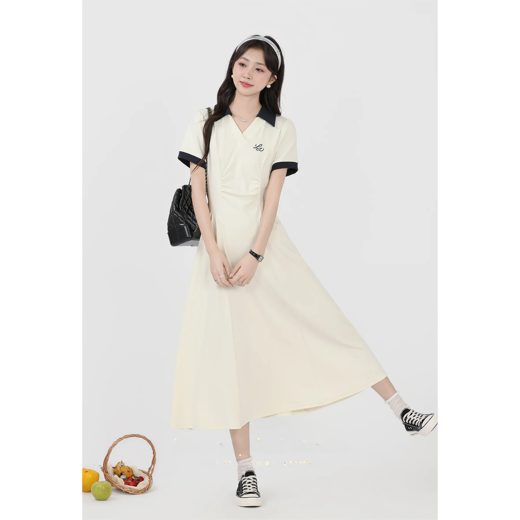 Женское платье с высокой талией и V-образным вырезом