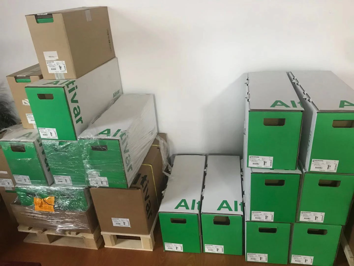 Schnei TM221CE16R PLC контроллер