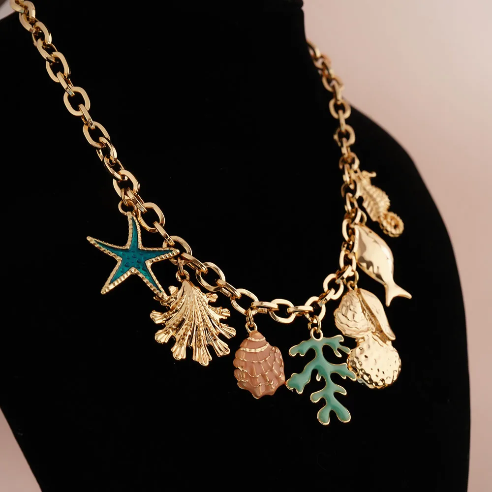 Женское ожерелье из ракушек