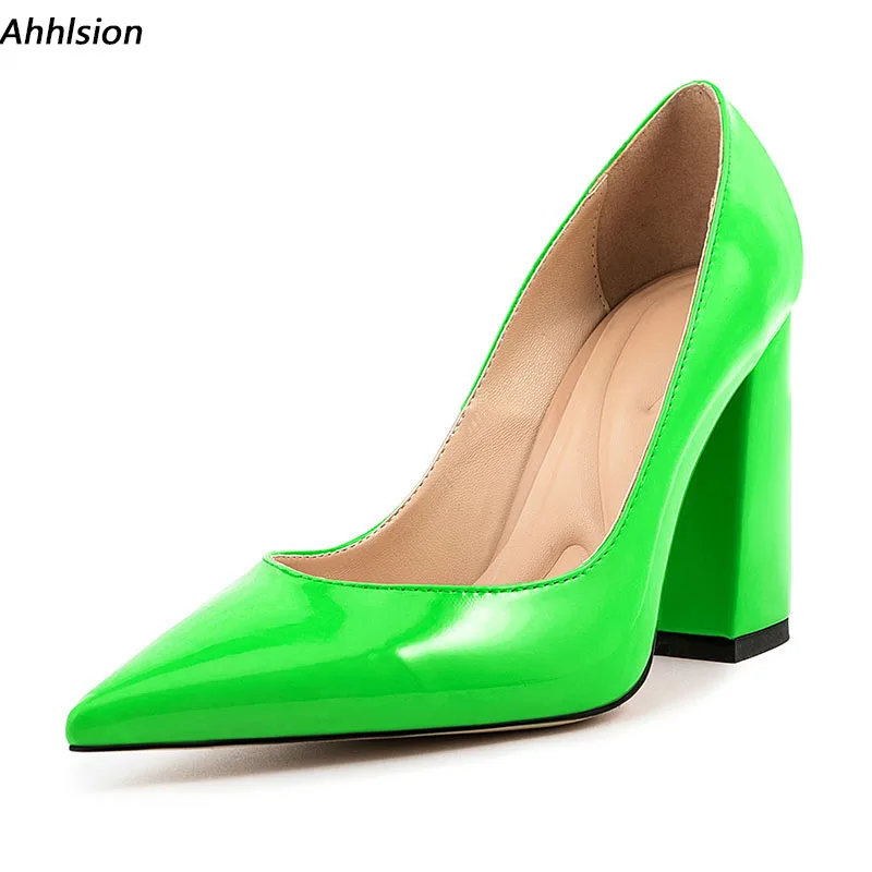 Женские туфли-лодочки на массивном каблуке с острым носком