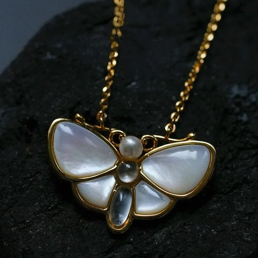 Элегантная и простая подвеска в виде бабочки с белым жемчугом