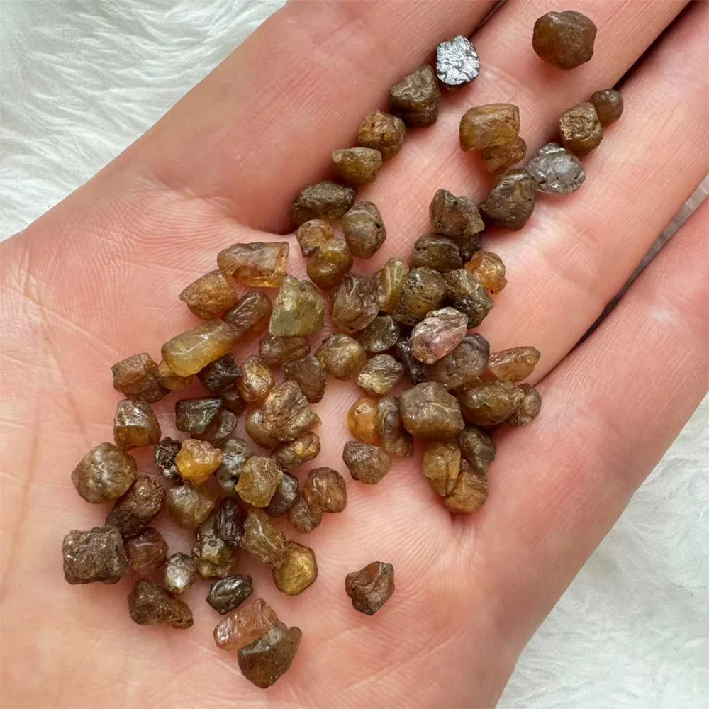 

Образцы минералов натурального желтого и сапфирового кристалла, фрагменты камня, гравий, грубый, оригинальные украшения из драгоценных камней.