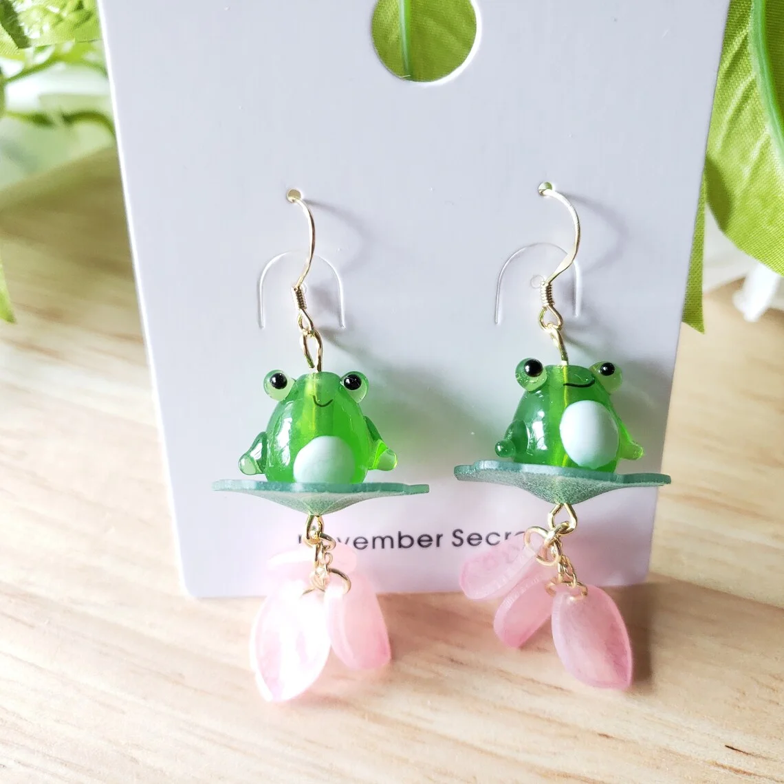 Серьги-капельки из стекла &quotЛягушка на лилии&quot