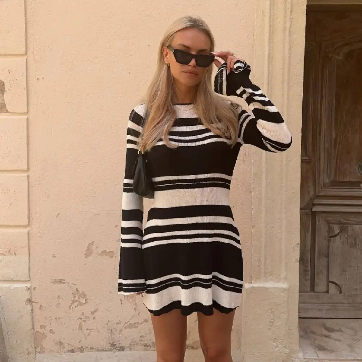 

Женское трикотажное платье с открытой спиной, облегающее контрастное платье в полоску с рукавами-фонариками и высокой талией, 2023