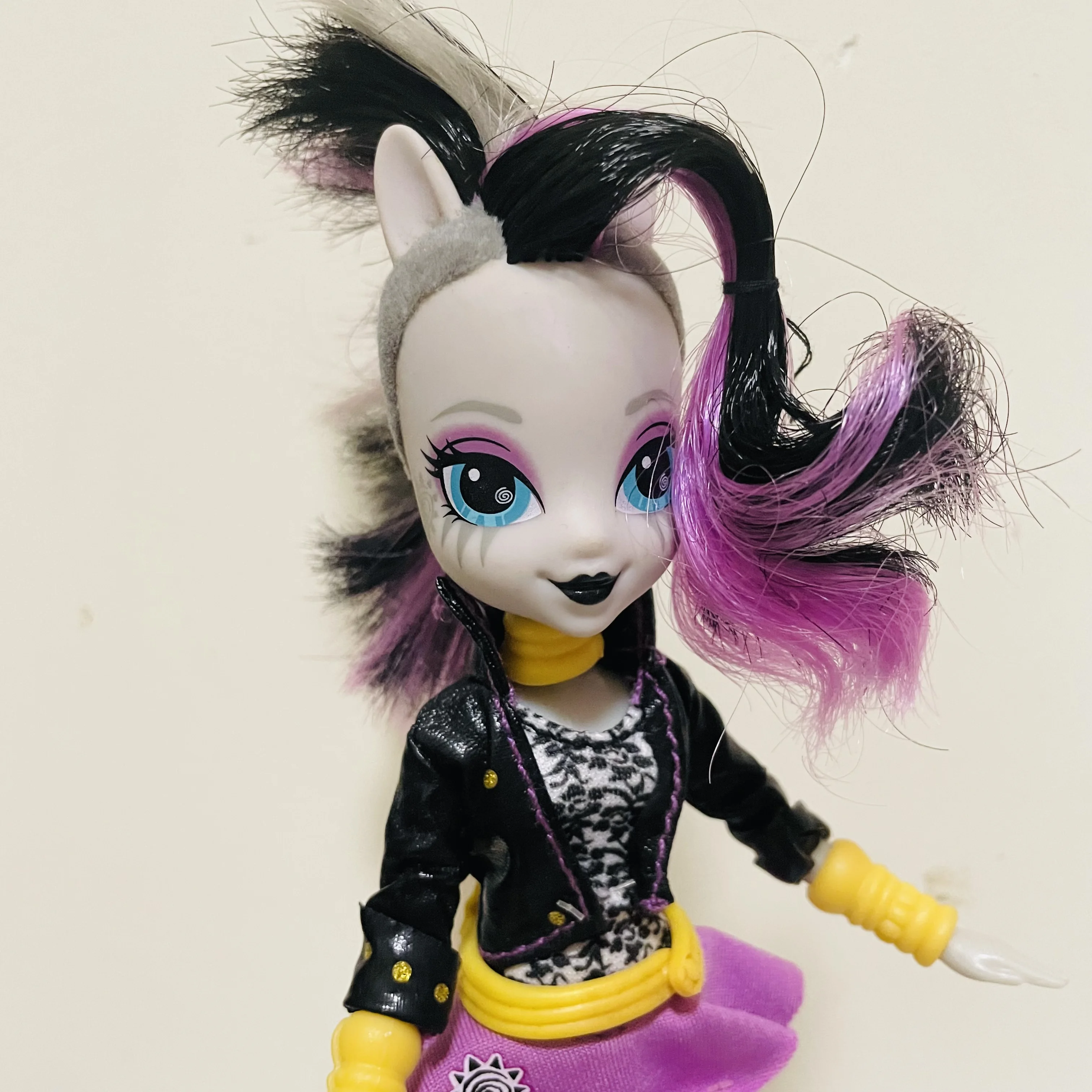

Original horse girl doll Girls Dolls grey Cool Girl Black Pink hair horse toys Best Gift for Girl anime toy