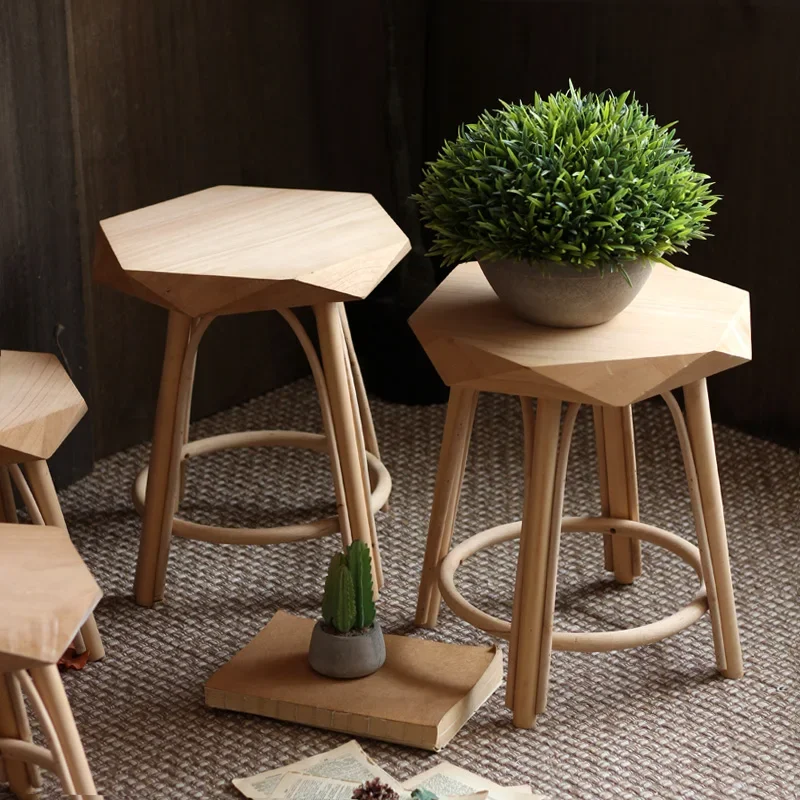 Деревянный креативный маленький табурет простой и штабелируемый обеденный в