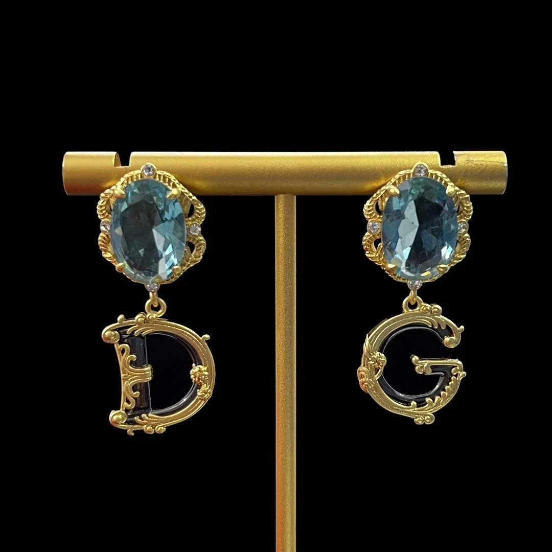 

Fashion Europe Blue Crystal Pendant Classic Letters Gold Asymmetry Vintage Carving Earrings Women Designer Jewelry Goth Trends