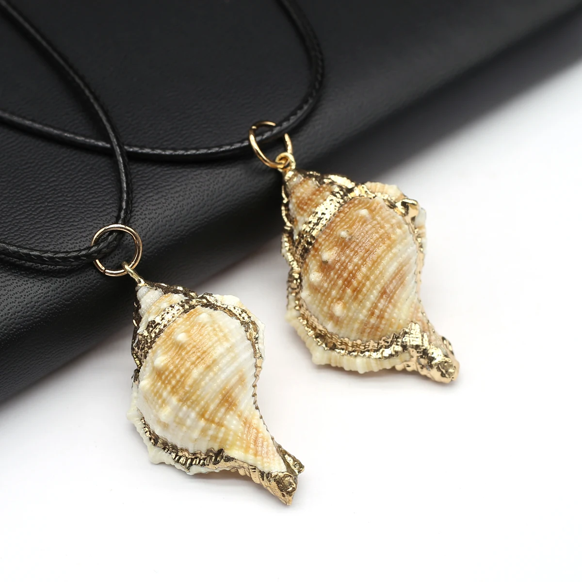 Купи 2Pcs Natural Shell Conch Pendant with Leather Rope Chain Necklaces for Women Jewelry Accessories Wholesale Lots 25x35-30x50mm за 125 рублей в магазине AliExpress