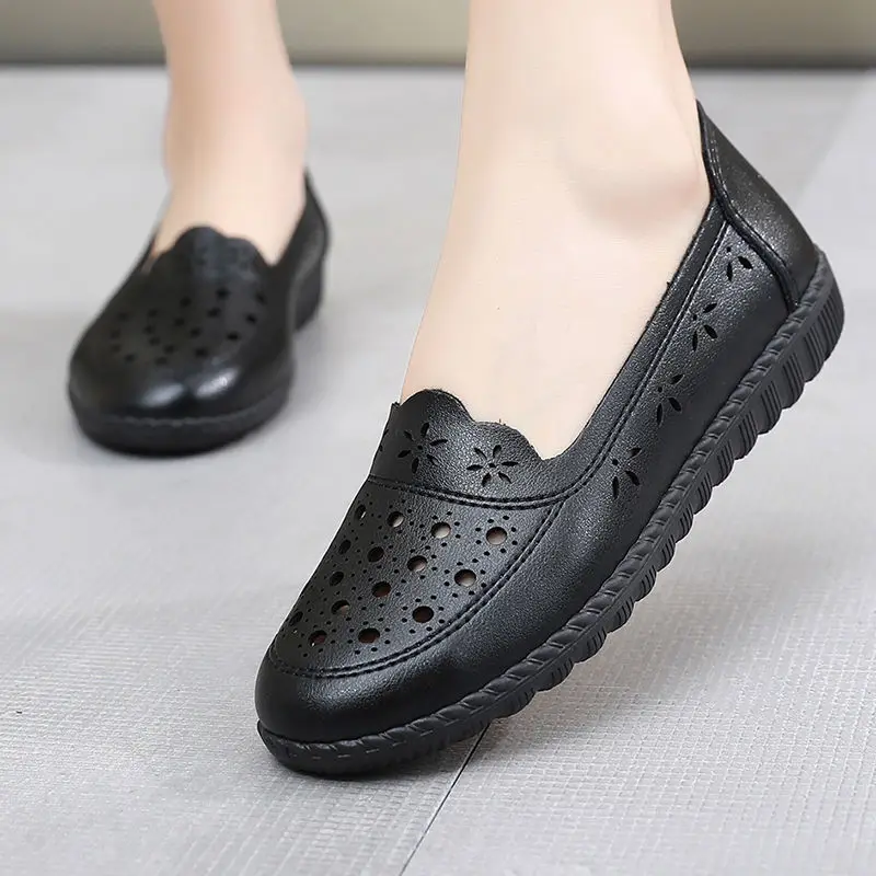 Summer New Women Comfortable Flat Shoes Female Hollow Breathable Leather Loafers Non-sllip Mom Walking Shoes Soft Ladies Flats