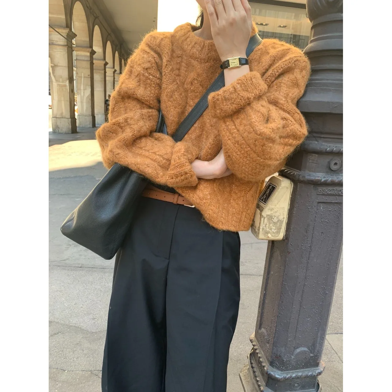 Осень и зима 2024 новый свободный пуловер с длинными рукавами карамельным цветом в