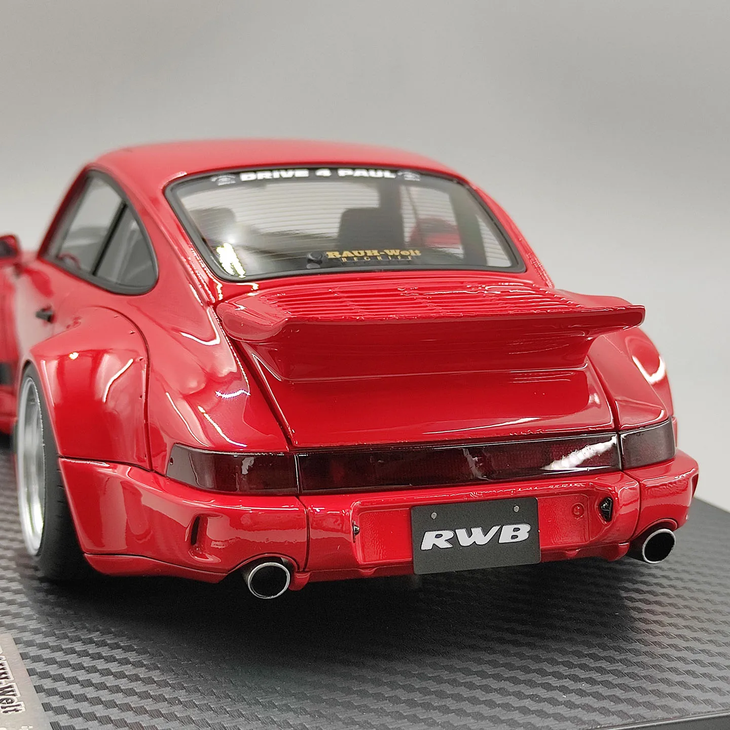 Фото Масштабная модель IR 1:18 из смолы, красный Porsche RWB 964, игрушечный спортивный автомобиль, классика, ностальгия, подарок для взрослых, сувенир, статичная модель для демонстрации. №4