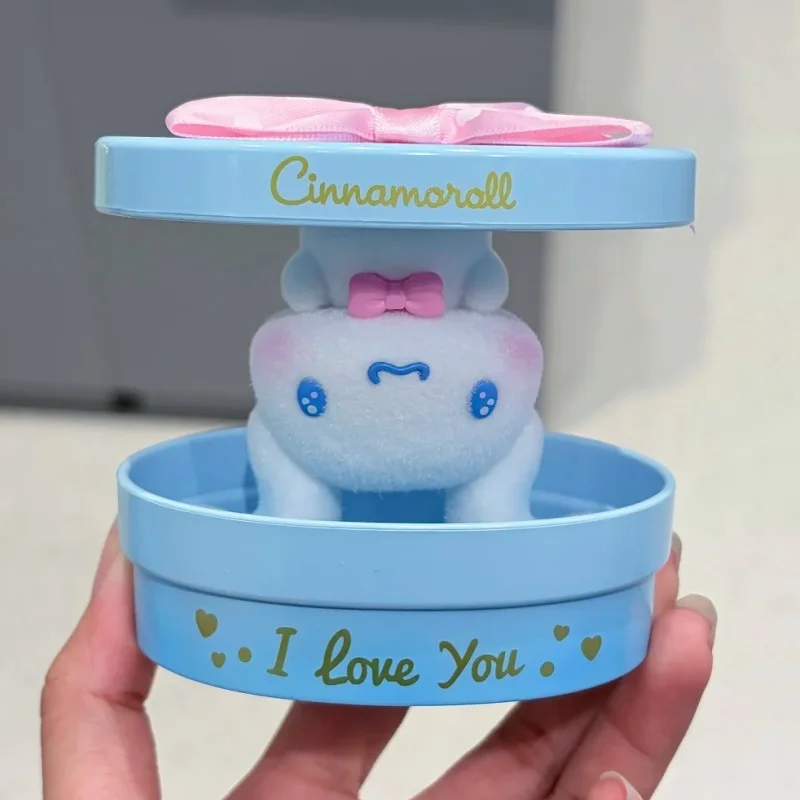 Фото Оригинальная коллекционная фигурка Cinnamoroll из серии «Наполнен любовью» в слепой коробке, кавайная флокированная статуэтка, украшение для рабочего стола, кавайный подарок-сюрприз, игрушка №5
