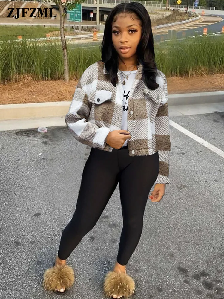 Женская укороченная куртка в клетку утепленная с длинным рукавом на пуговицах