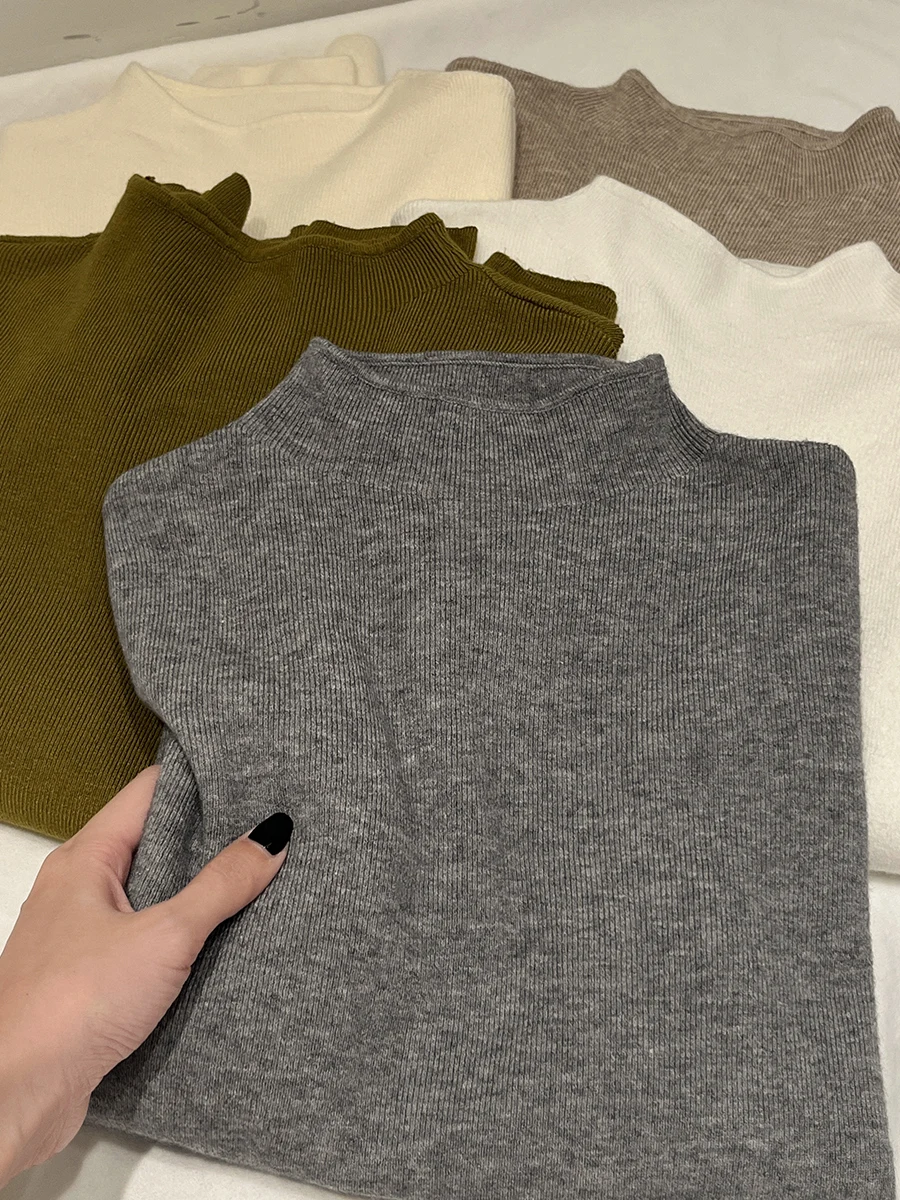 Светло-серая цельная бархатная трикотажная нижняя рубашка с полувысоким