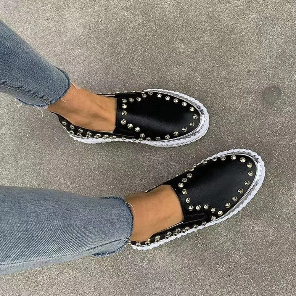 Women Flats Shoes Casual Studded Flats Luxury Brand Rivet Loafers Unisex Shoes Slip on Big Size 41 42 43 Spikes Studded