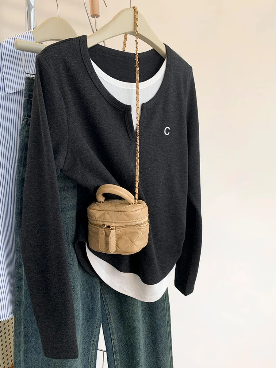 Серая футболка с V-образным вырезом и имитацией двух предметов женская короткая