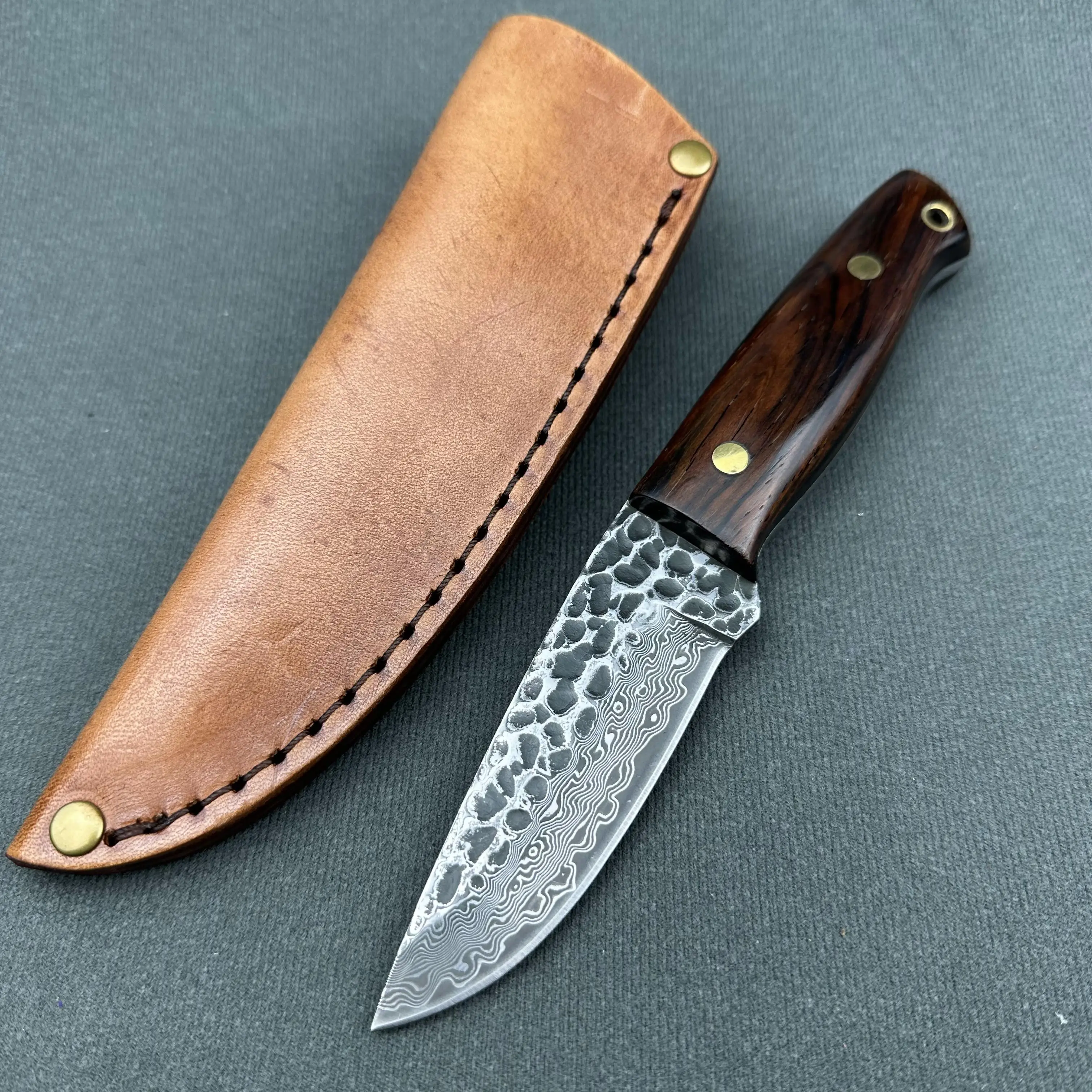 

Perfect Damascus VG10 Embossed Steel Knife Sandalwood Handle,Top Leather Sheath 100% Handmade,Knife For Outdoor Camping Hunting