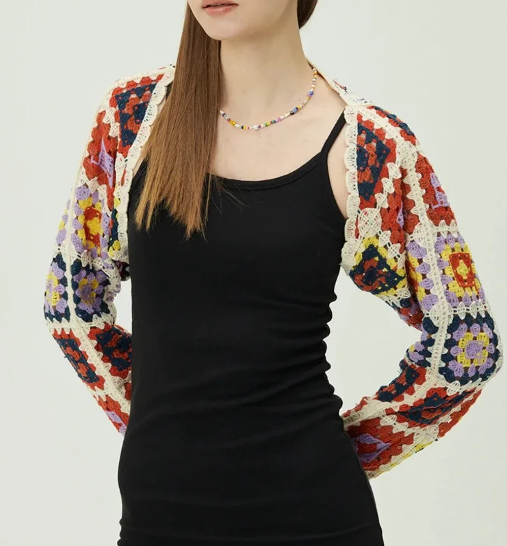 Женский короткий свитер в клетку с круглым вырезом и длинным рукавом |