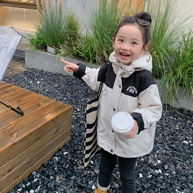 

Пальто для девочек, новинка 2022, корейская детская плюшевая ветровка, верхняя одежда с капюшоном, сохраняющее тепло пальто 11-1