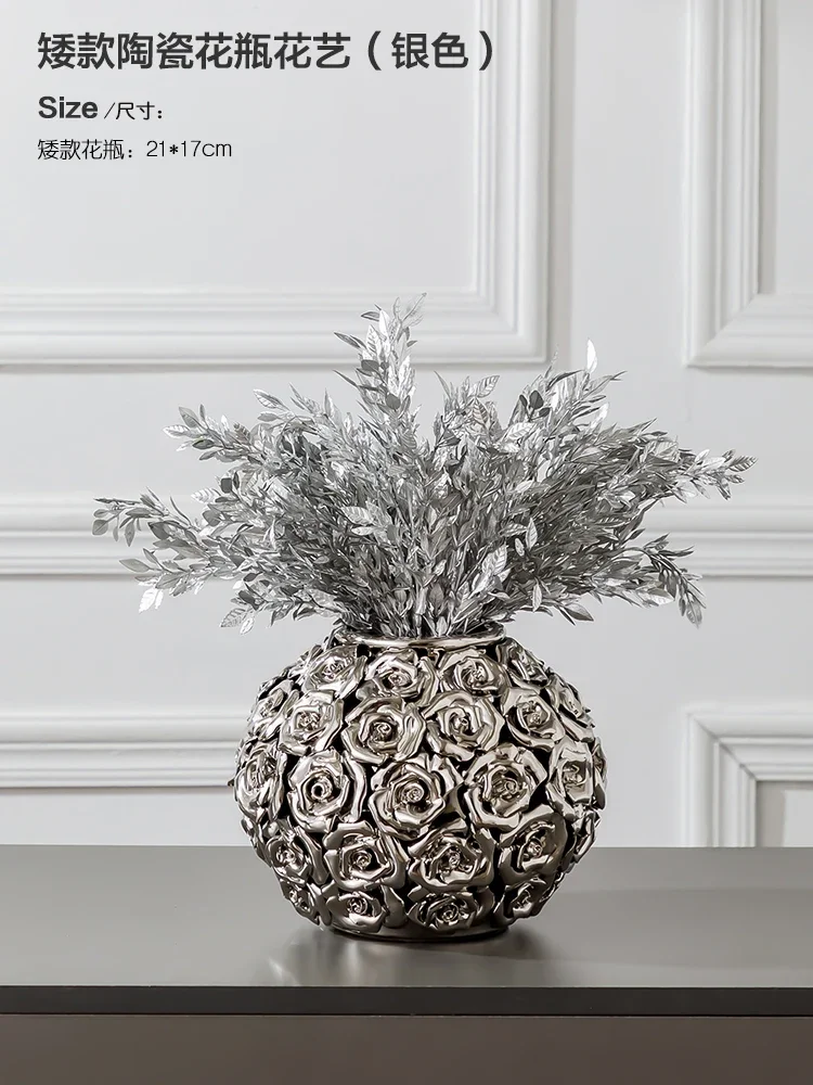 

Керамическая ваза с розами