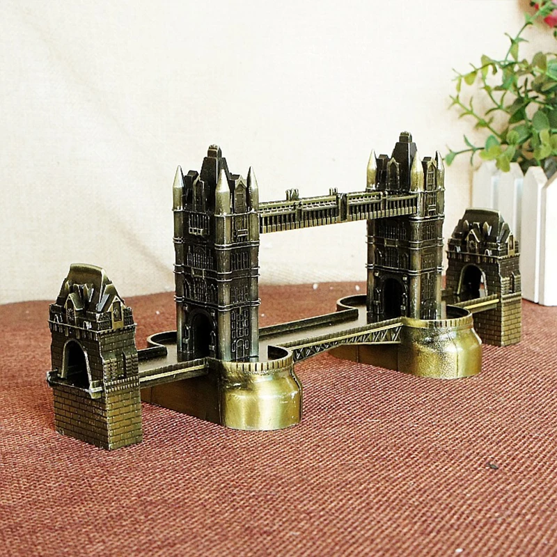 

The London Tower Bridge Statue Figurine Retro Metal Architecture Model Ornament Home Office Desktop Decoration Iron Crafts Gifts
