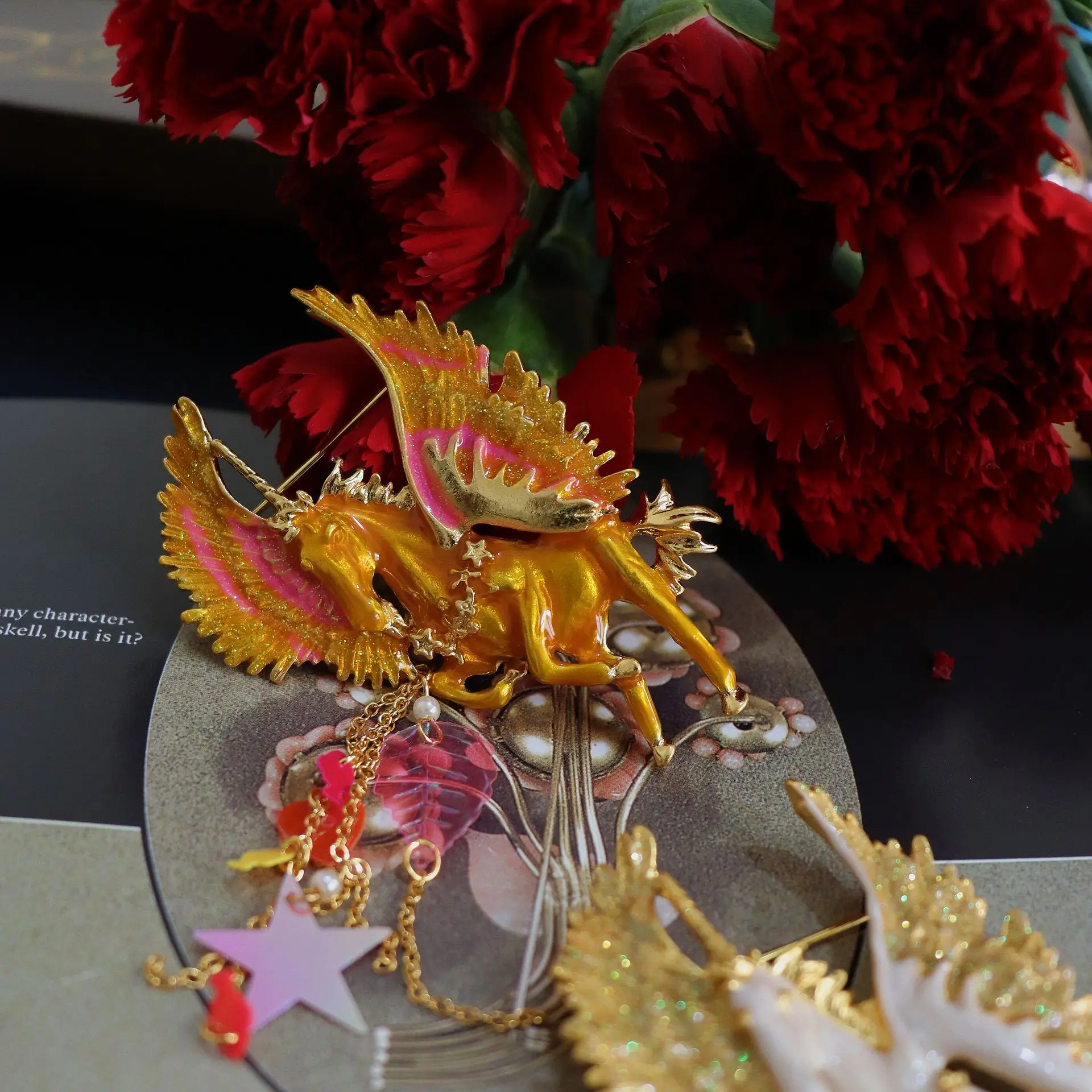 Винтажная брошь единорог Пегас кисточка жемчуг эмаль позолоченная грудь