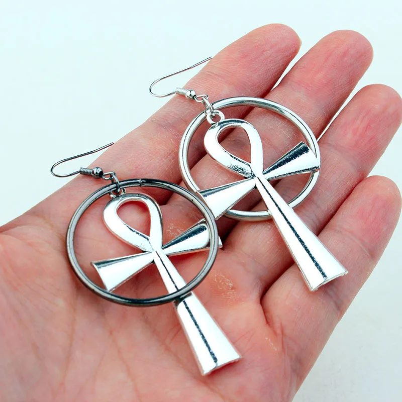 Женские серьги-капельки в готическом стиле серебристого цвета |