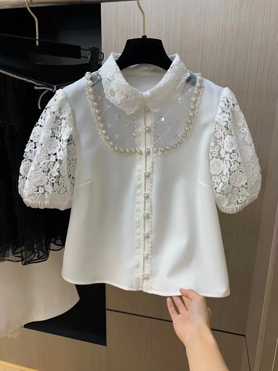 

Женская кружевная белая рубашка в стиле пэчворк с пышными рукавами, новая милая Женская однобортная блузка с воротником «Питер Пэн» на пуговицах с жемчужинами