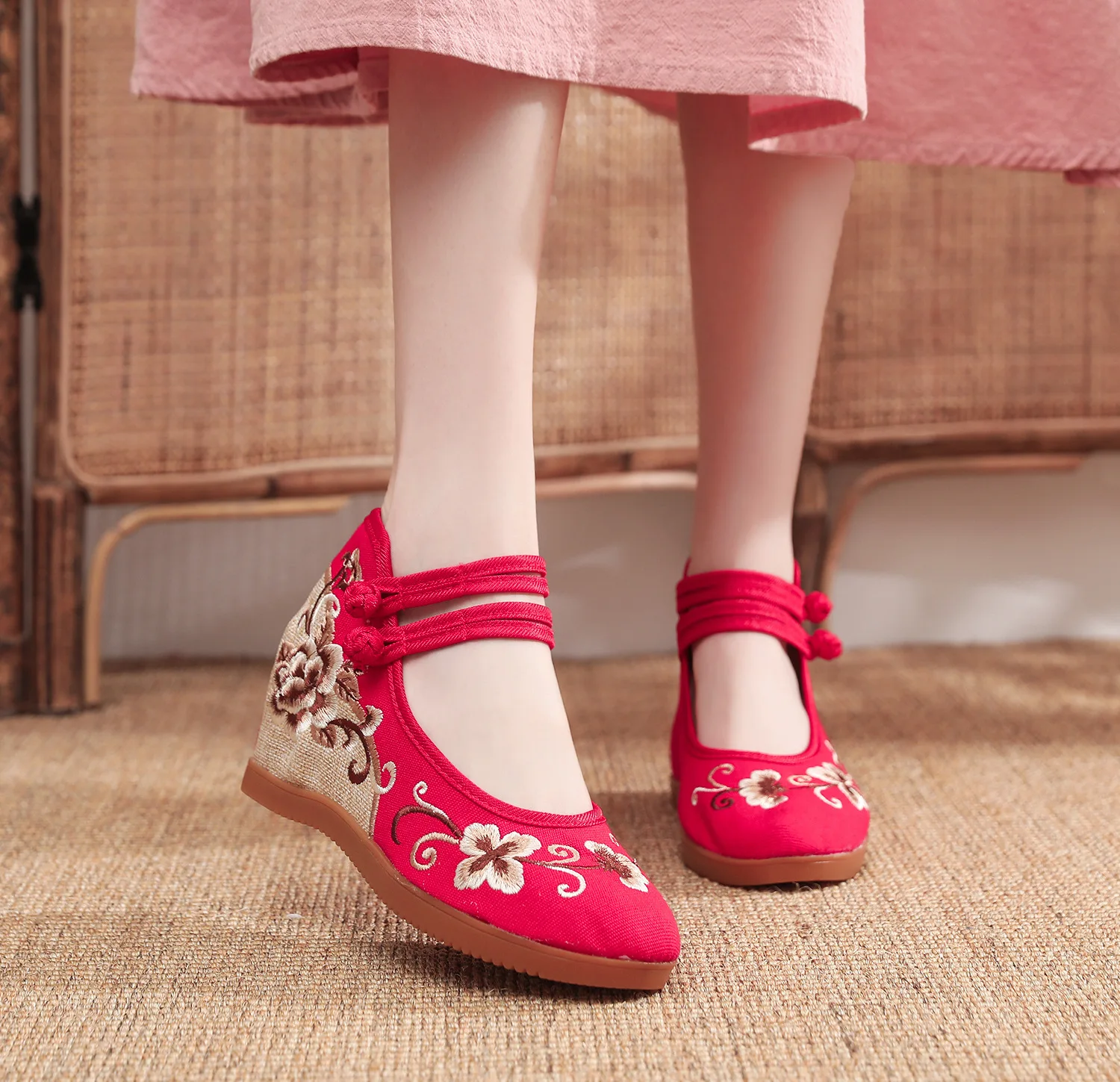 Женские холщовые балетки на шнуровке с вышивкой