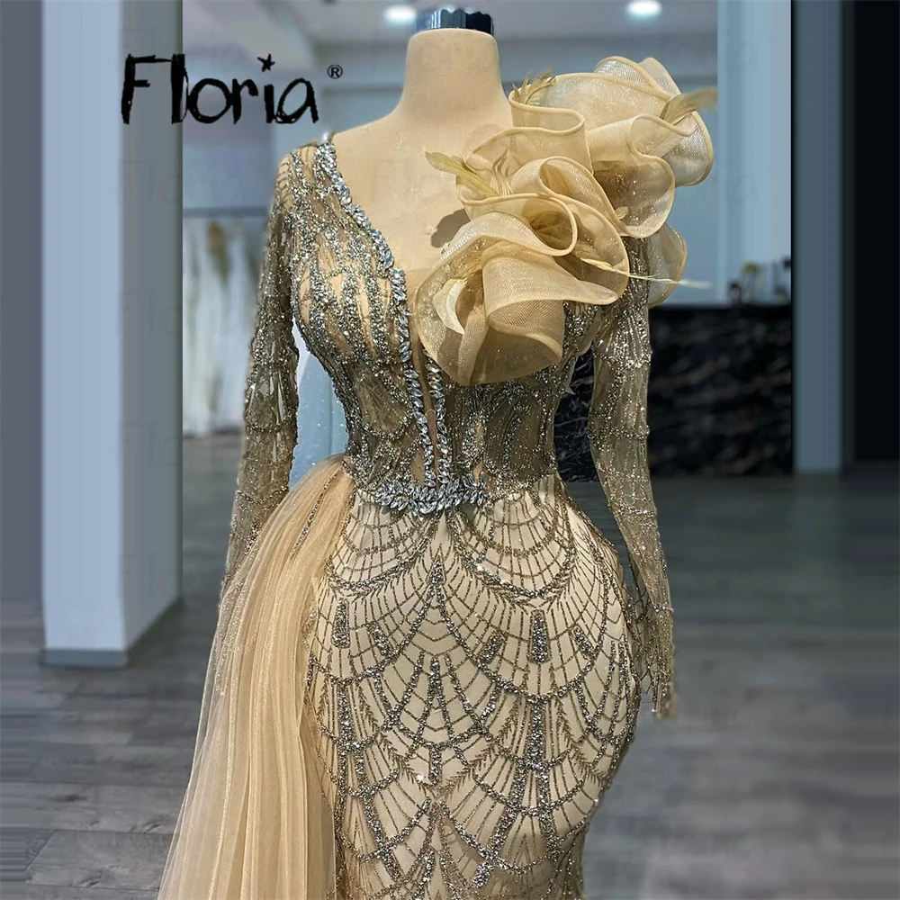 Длинное вечернее платье в арабском стиле с глубоким V-образным вырезом и нижней