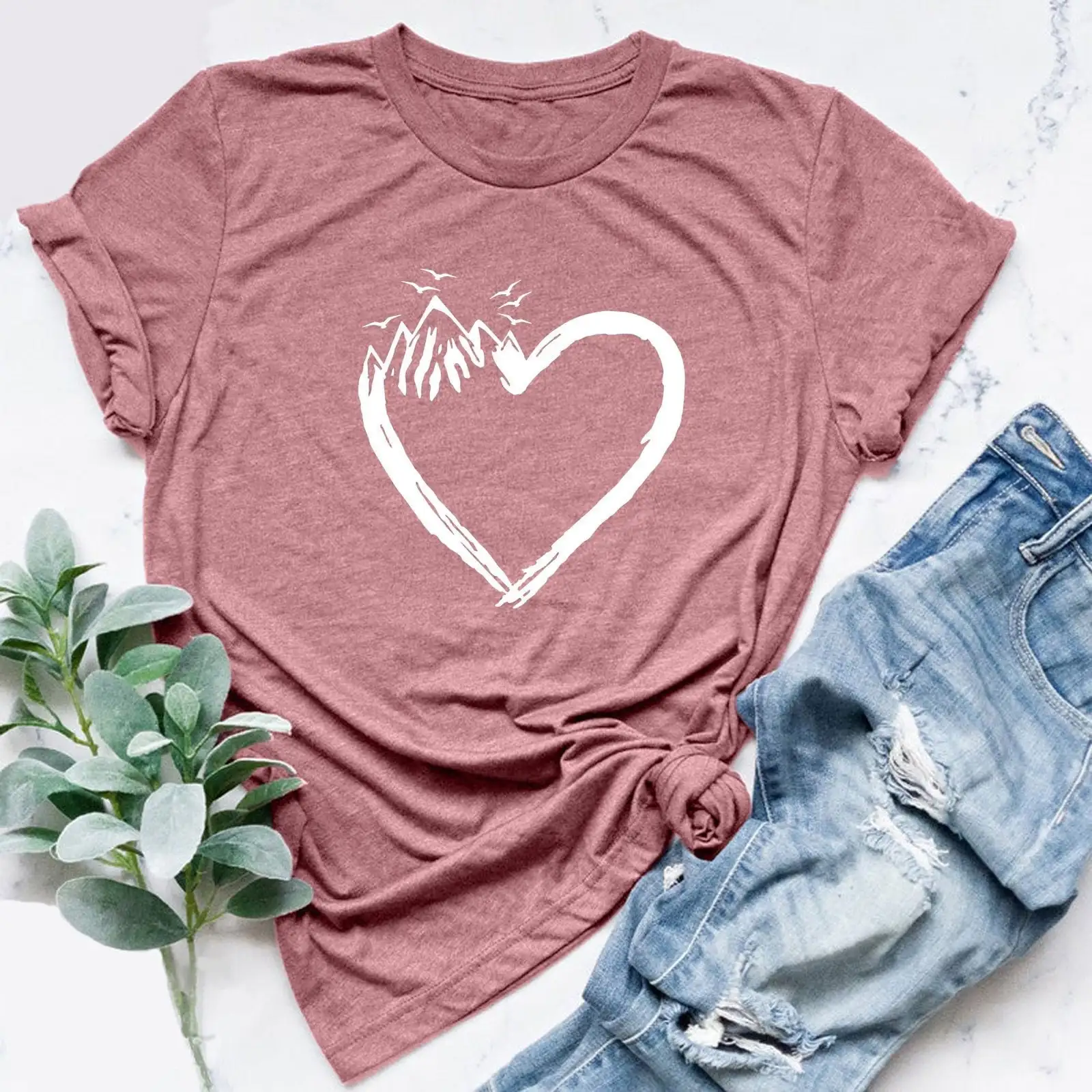 Приключения ждет футболку Кемпинг горы сердце природа возлюбленные путешествия