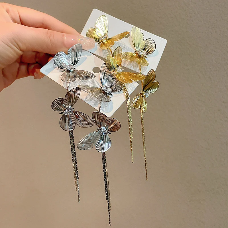 Крупные металлические серьги неправильной формы в минималистичном стиле форме