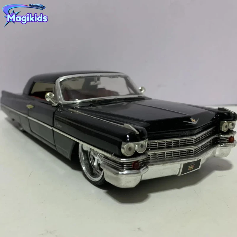 1:24 1963 Cadillac High Simulation Diecast Car Metal Alloy Model Car Toys for Children Gift Collection