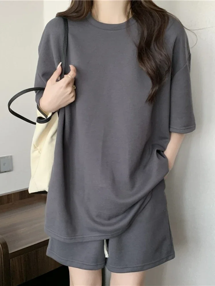 Короткий женский спортивный костюм в корейском стиле