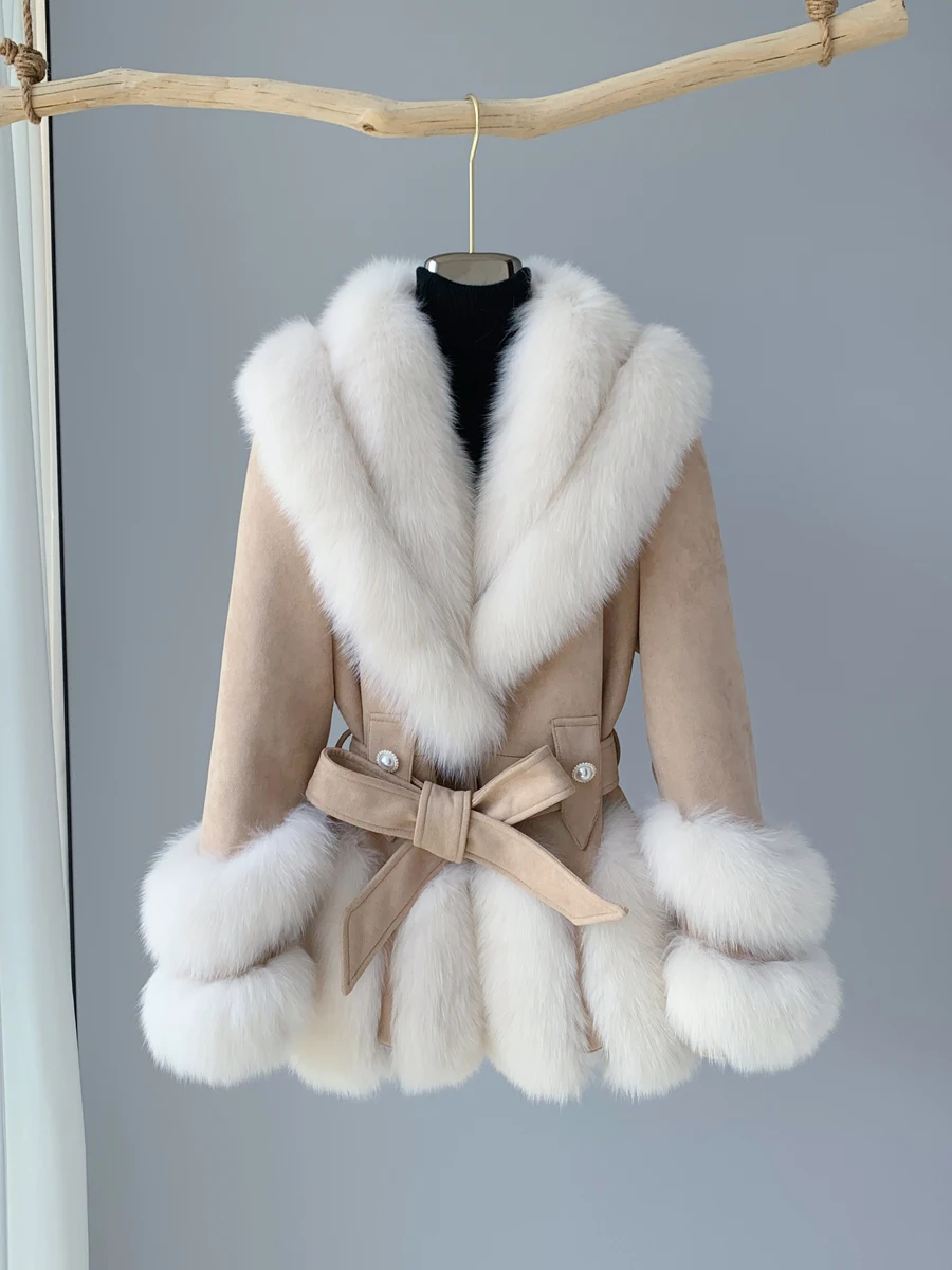 Женская зимняя куртка-пуховик средней длины с воротником из натурального