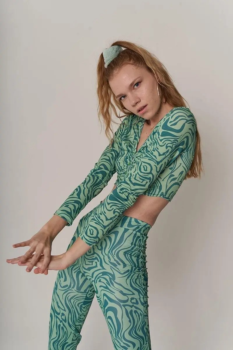 

Women's green long sleeve v-neck buttoned Volera Crop blouse