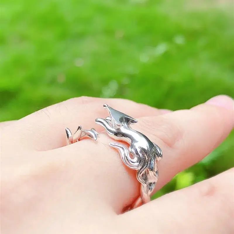 Маленькая лисица с хвостом лазунно растягивается как облако уникальное