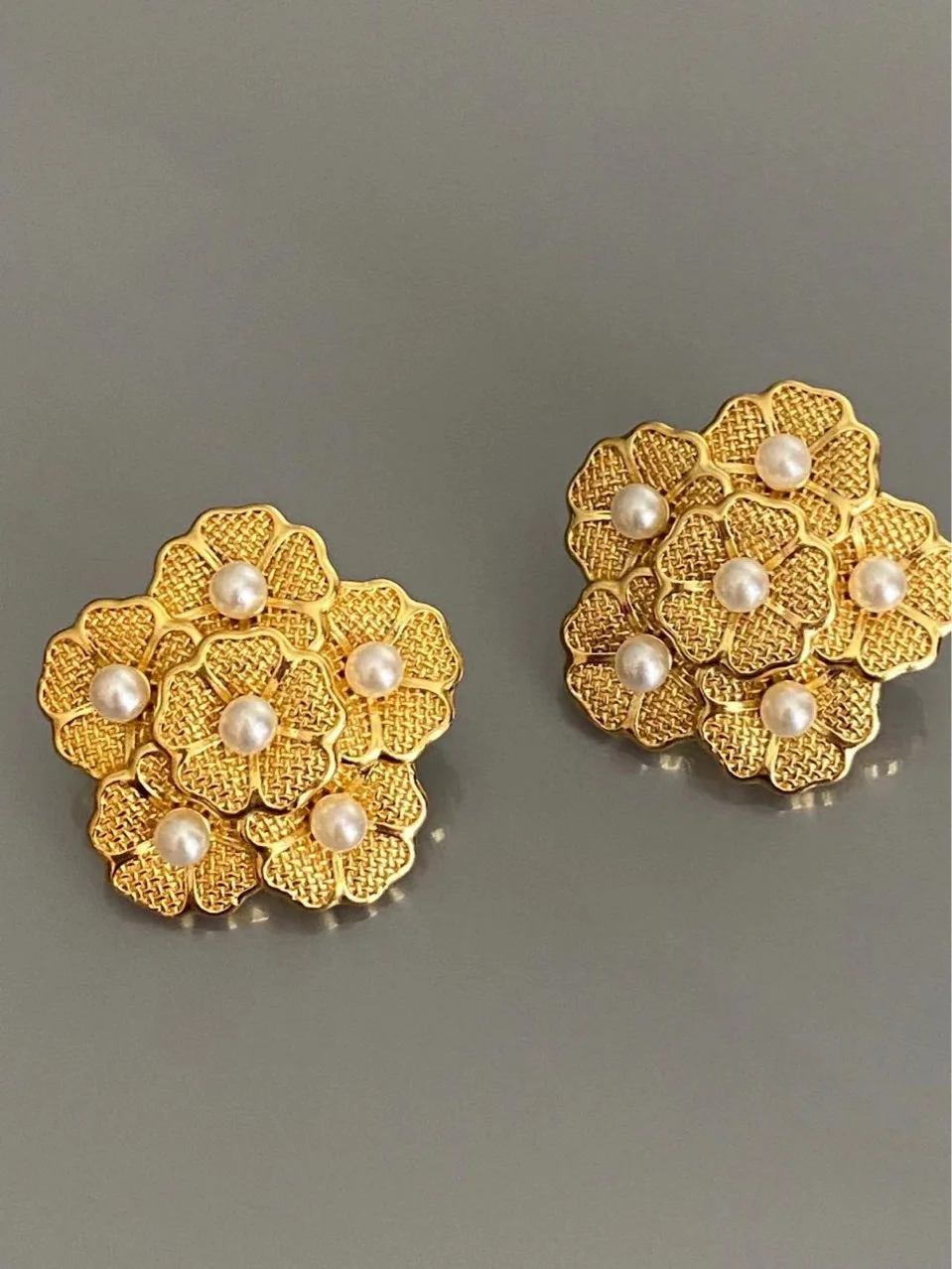 

French retro romantic chrysanthemum pearl earring niche design style high quality temperament all works