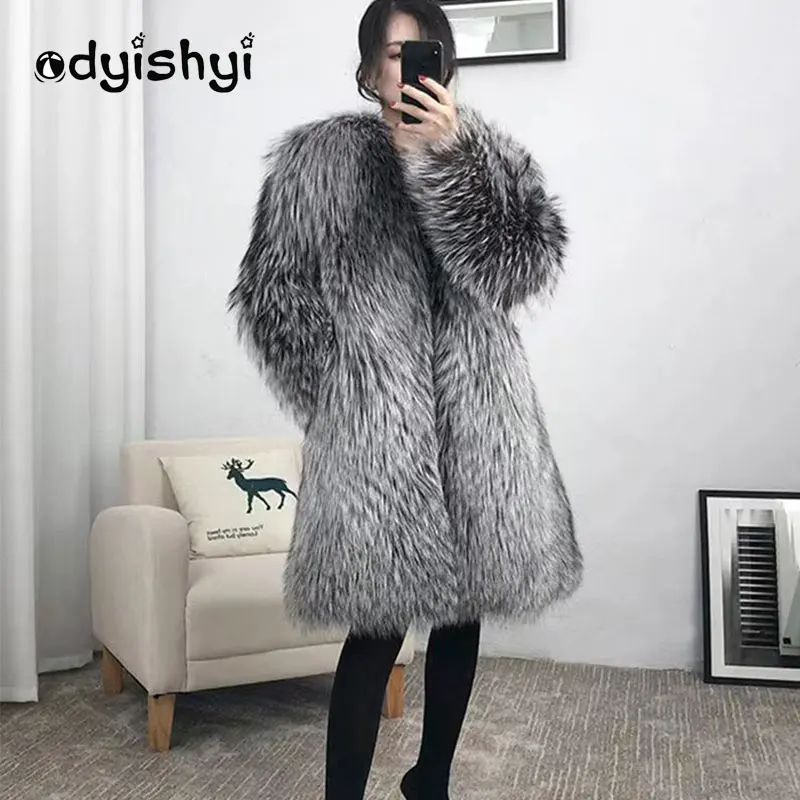 

Женская зимняя куртка средней длины из меха серебристой лисы