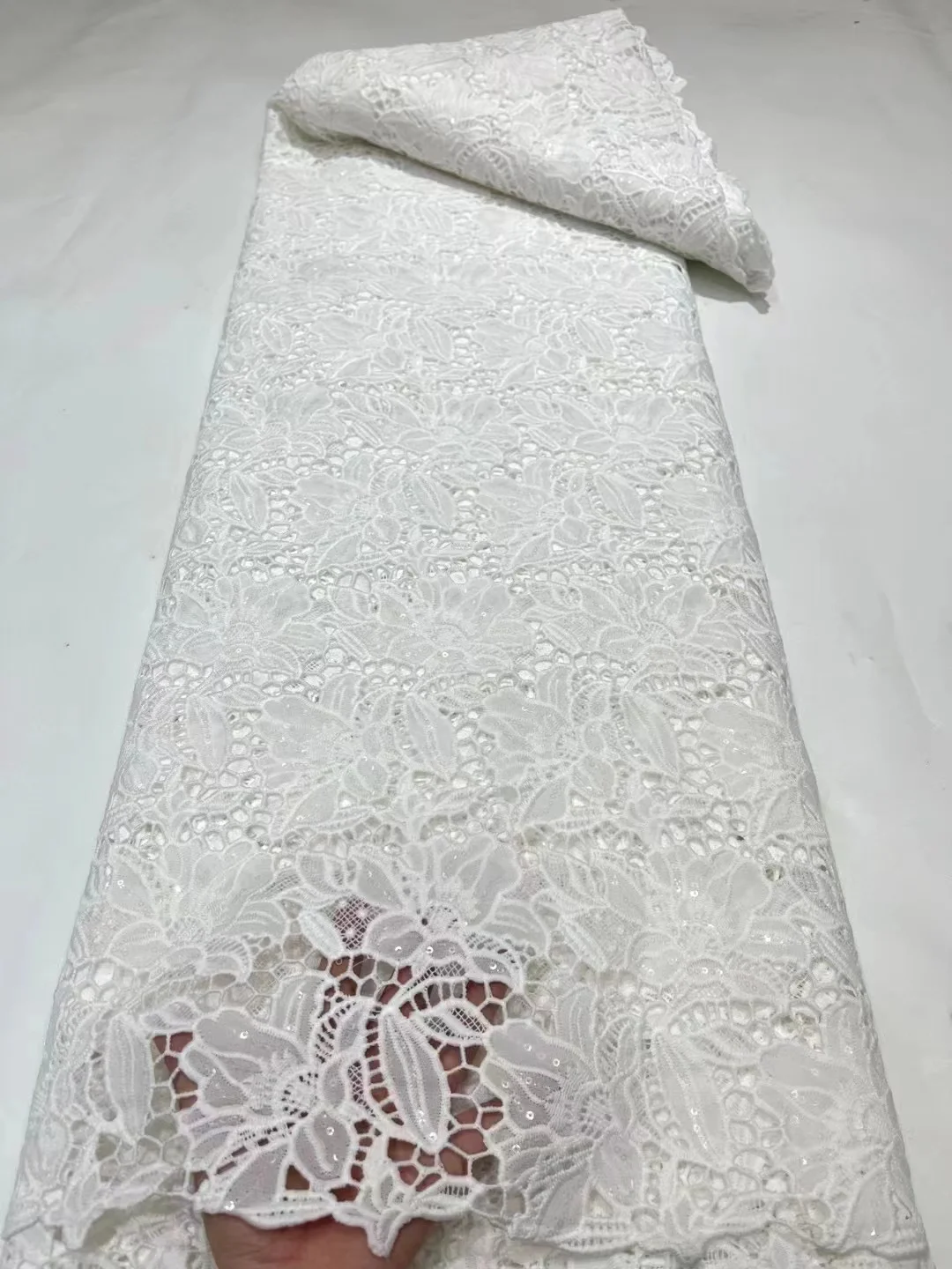 Рисунок 3 - Африканская кружевная ткань из гипюра с блестками