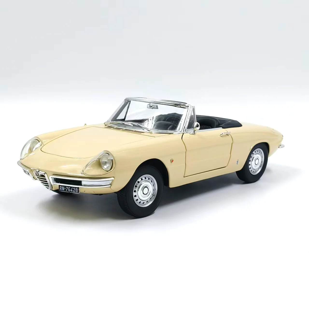 Фото Модель автомобиля Duetto Spider 1966 года из литого металла, масштаб 1:18, серия Diecast TOURING №1