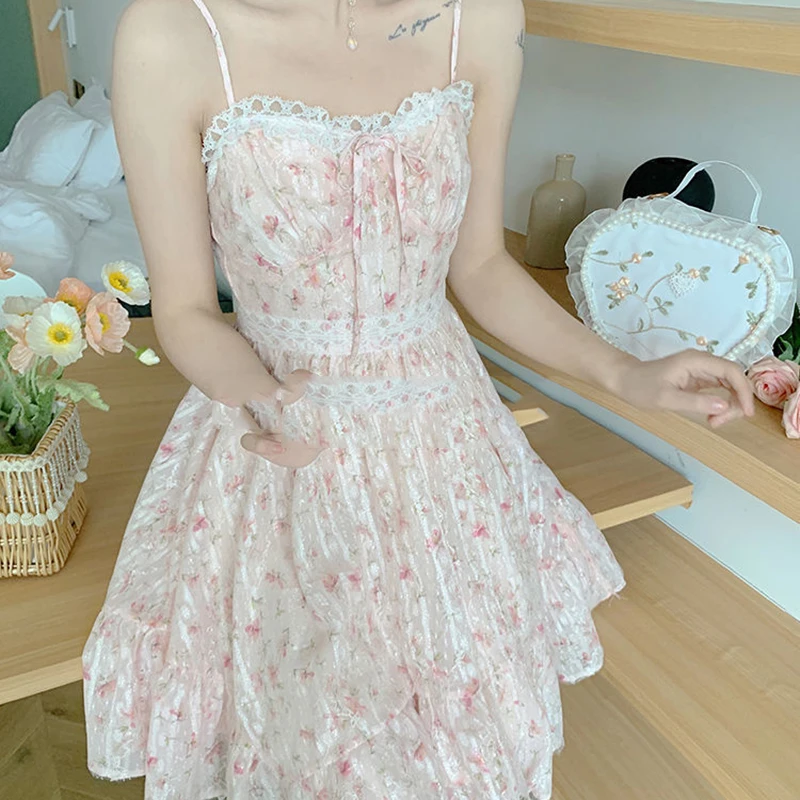 Мини-платье на бретелях без рукавов с цветочным принтом |